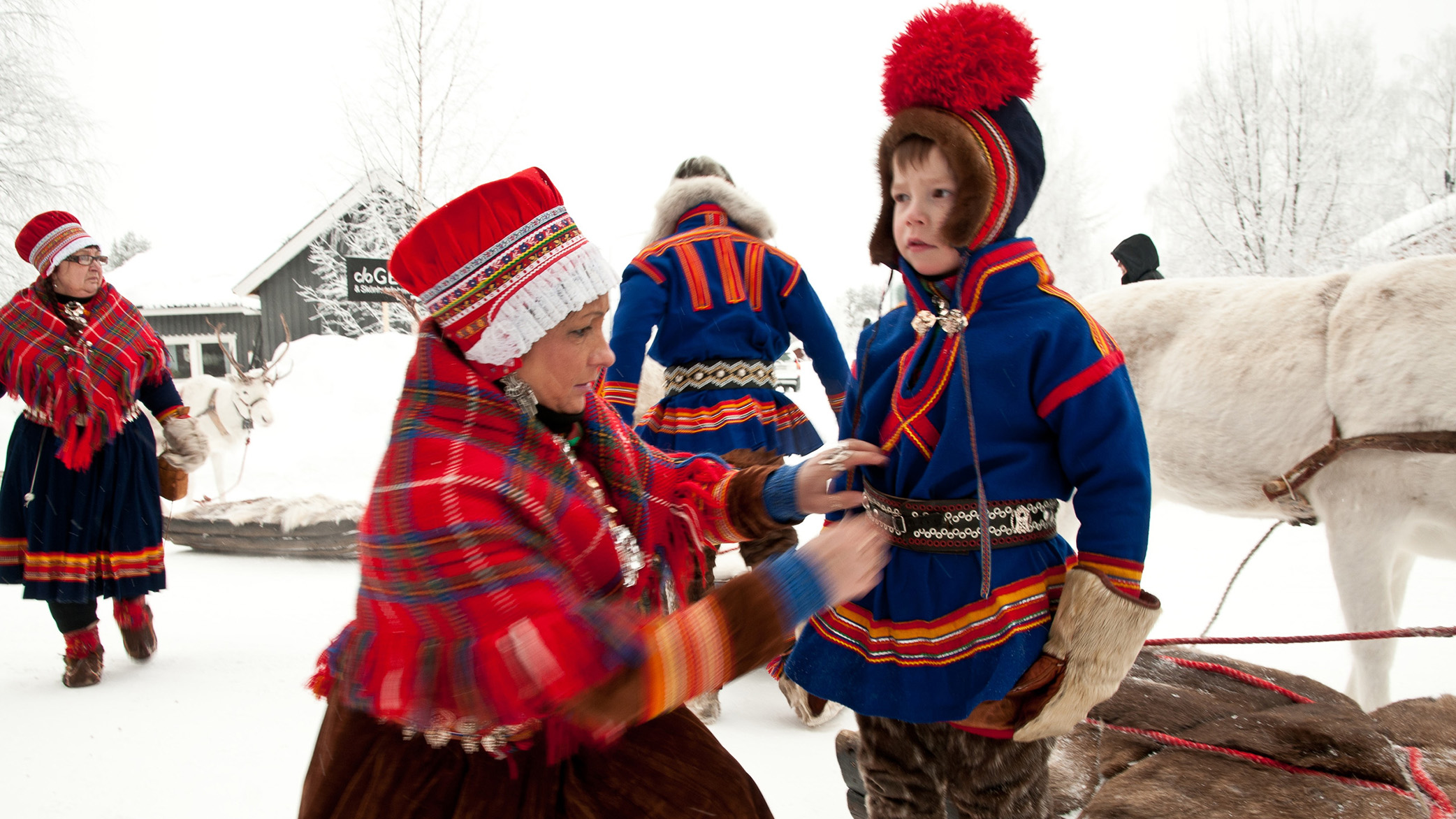 Σαάμι της Σουηδίας με την παραδοσιακή τους φορεσιά, το Gákti (φωτ. Lola Akinmade Åkerström/imagebank.sweden.se)