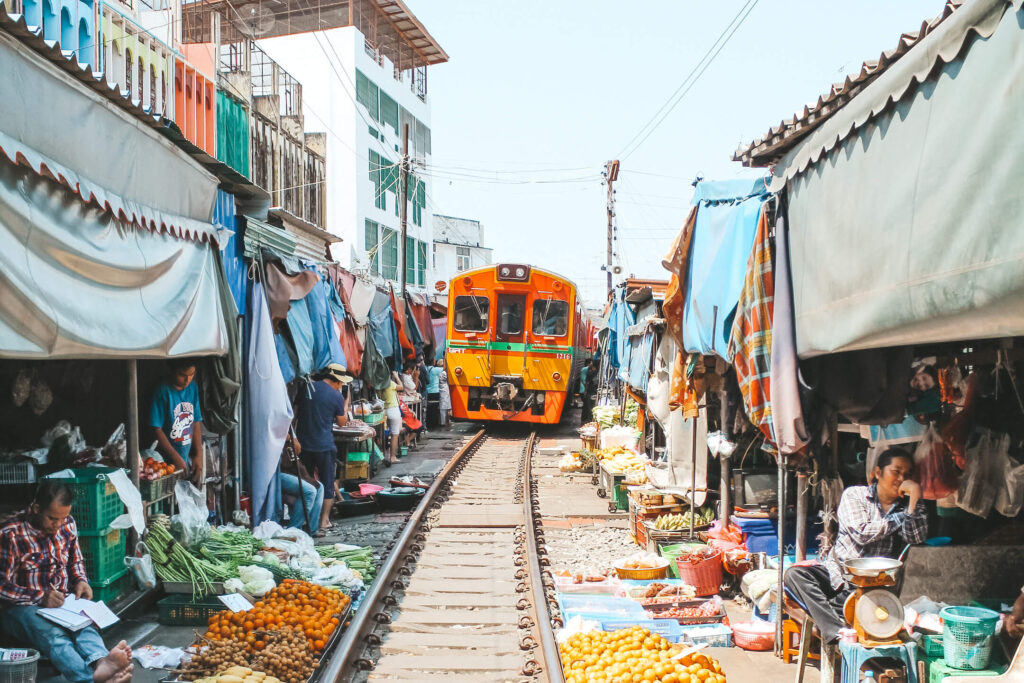 Η σιδηροδρομική αγορά της Maeklong
