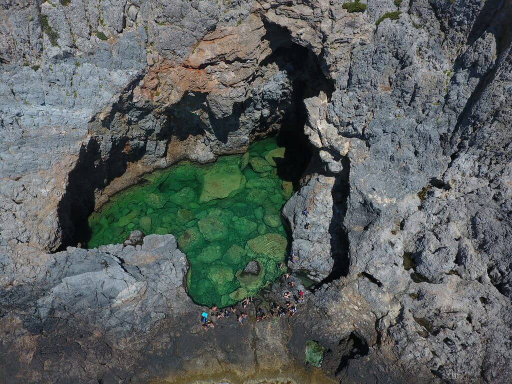 Μια φυσική πισίνα, με θαλασσινό νερό. Ένα κρυφό διαμάντι, που ακόμα και πολλοί ντόπιοι δε γνωρίζουν που ακριβώς βρίσκεται στο νησί των Κυθήρων. Δεν είναι εύκολα προσβάσιμη και χρειάζεται περίπου 1 ώρα περπάτημα.