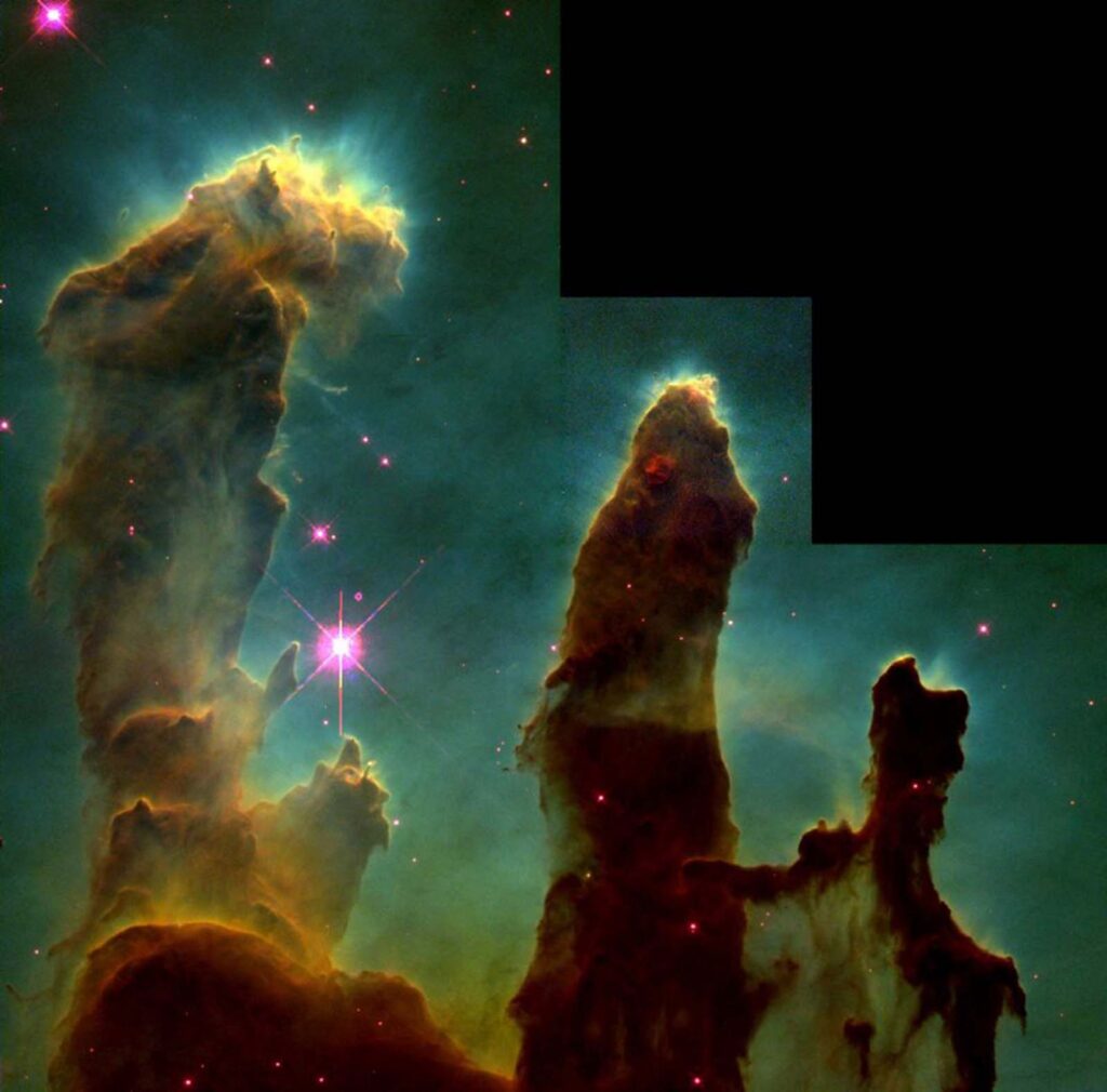 Η διασημότερη φωτογραφία του διαστημικού τηλεσκόπιου Hubble η οποία απεικονίζει τρεις γιγάντιες στήλες μοριακού υδρογόνου και σκόνης στις οποίες σχηματίζονται άστρα.