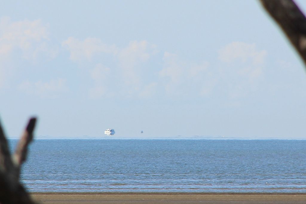 Η Φάτα Μοργκάνα κάνει τα μαγικά της: πλοίο φαίνεται να πλέει πάνω από τον ορίζοντα (πηγή εικόνας: Wikimedia Commons)