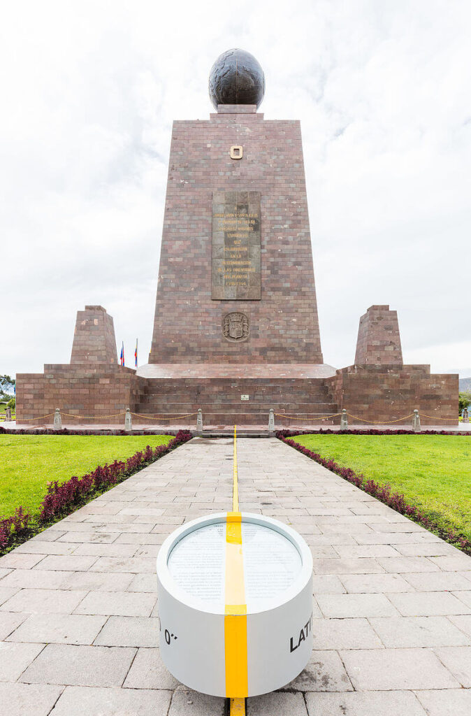 Το μνημείο του Ισημερινού στο Mitad Del Mundo Quito στο Εκουαδόρ. Η κίτρινη γραμμή χωρίζει τα δύο ημισφαίρια (πηγή: wikipedia)