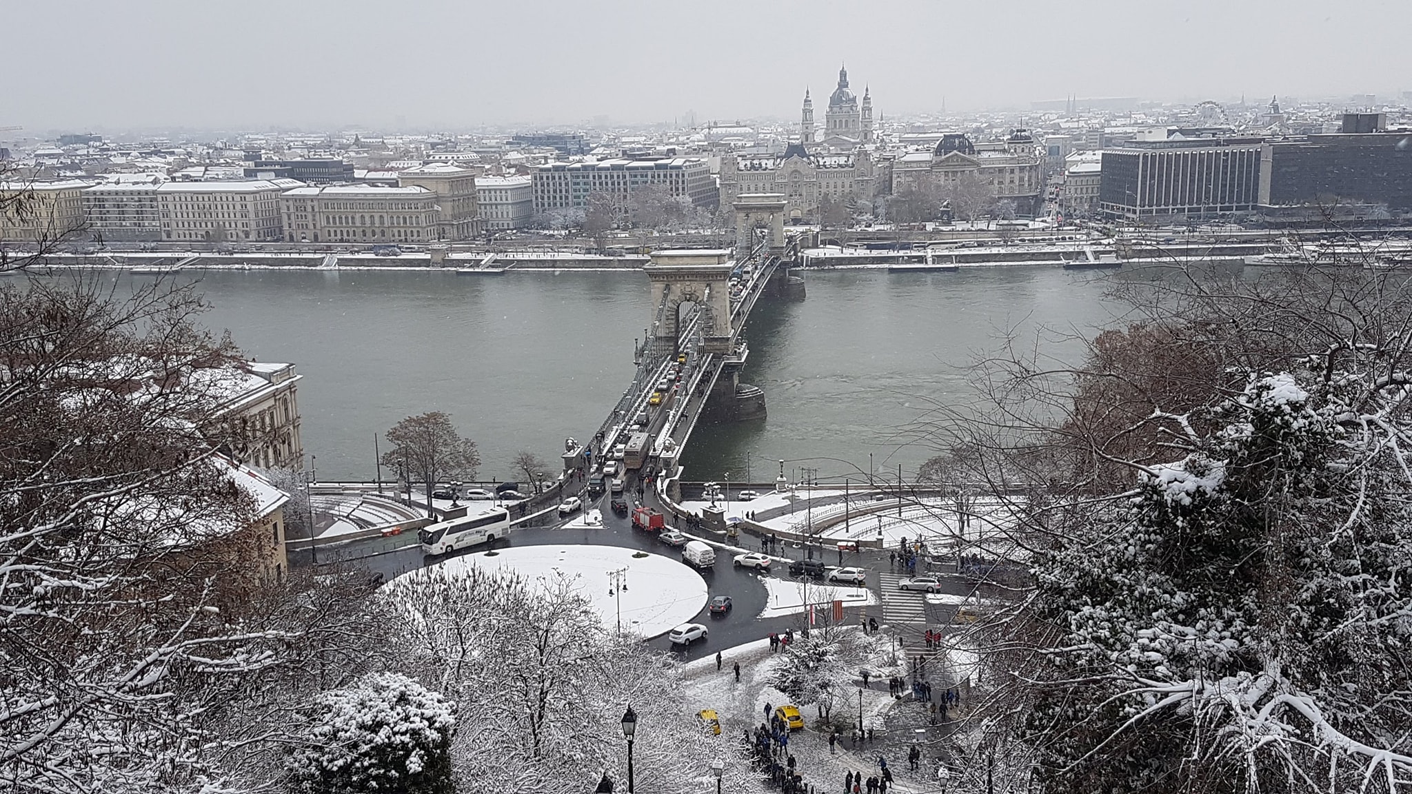 Χιονισμένη Βουδαπέστη με θέα τον ποταμό Δούναβη (φωτογραφία: Anastasios Thanos)
