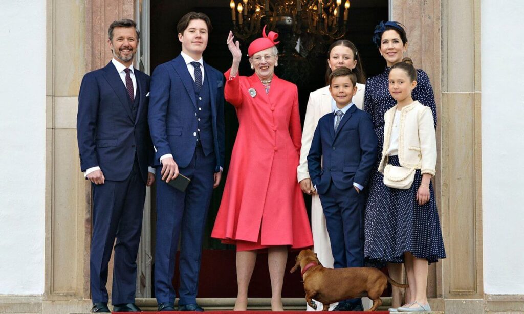 Η βασιλική οικογένεια της Δανίας: στο κέντρο η βασίλισσα Μαργαρίτα, στο άκρο αριστερά ο διάδοχος Φρειδερίκος και κάτω το βασιλικό κουτάβι (πηγή: us.hola.com/Getty Images)