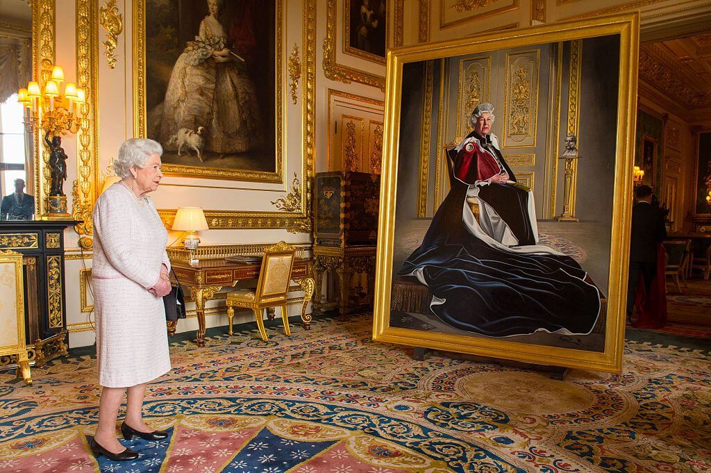 Η βασίλισσα του Ηνωμένου Βασιλείου Ελισάβετ Β΄ θαυμάζει το πορτραίτο της (©WPA POOL/Getty Images)