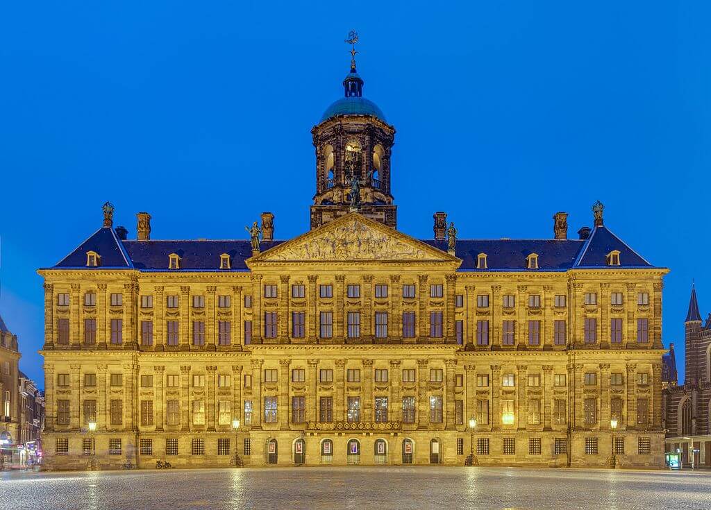Το βασιλικό ανάκτορο των Κάτω Χωρών στο Άμστερνταμ (πηγή: Wikimedia Commons)