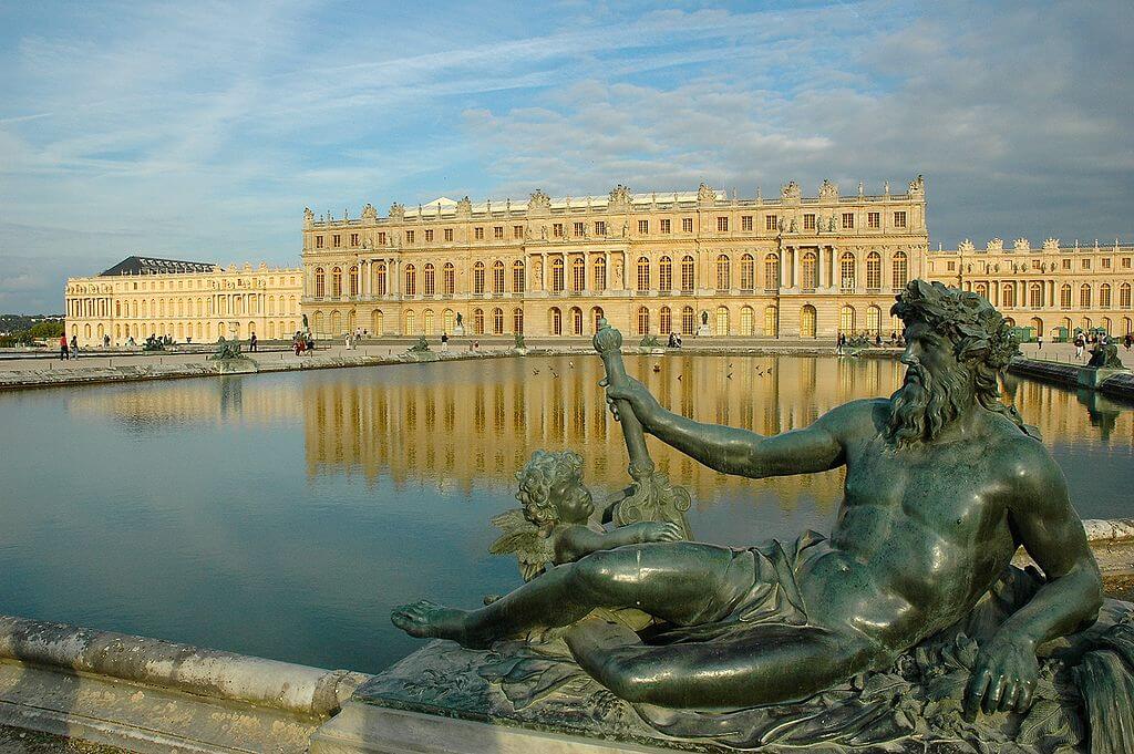 Το παλάτι των Βερσαλλιών, δημιούργημα του Γάλλου βασιλιά Λουδοβίκου ΙΔ΄ στα τέλη του 17ου αιώνα, στο απόγειο της απόλυτης μοναρχίας (πηγή: Wikimedia Commons)