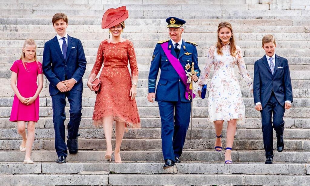 Η βασιλική οικογένεια του Βελγίου: στο κέντρο ο βασιλιάς Φίλιππος και δεξιά του η διάδοχος πριγκίπισσα Ελισάβετ (πηγή: hellomagazine.com)