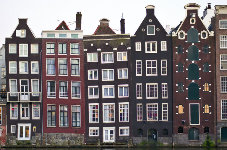 τα στενά σπίτια του Άμστερνταμ