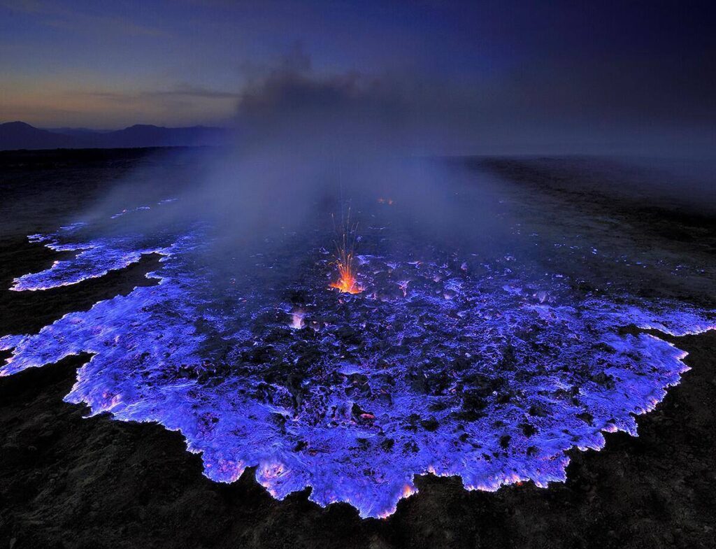 ηφαίστειο kawah ijen με τη μπλε λάβα