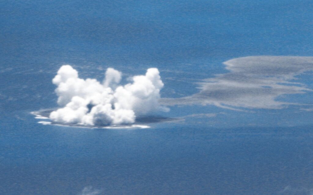 Νέο νησί δημιουργήθηκε νότια του Τόκιο μετά από έκρηξη υποβρύχιου ηφαιστείου