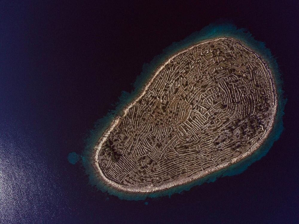 Το Κροατικό νησί που μοιάζει με ένα τεράστιο "δαχτυλικό αποτύπωμα"