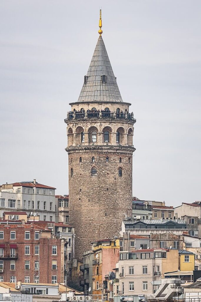 Ο κωνικός πύργος του Γαλατά όπως φαίνεται από το Βόσπορο