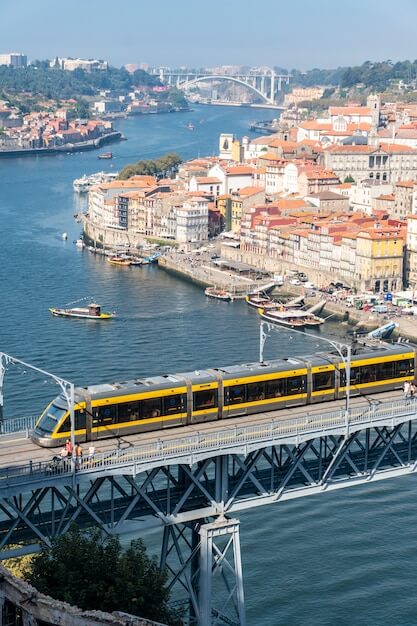 Ένα τρένο διασχίζει τη γέφυρα Dom Louis I στο Πόρτο της Πορτογαλίας. (πηγή: freepik)