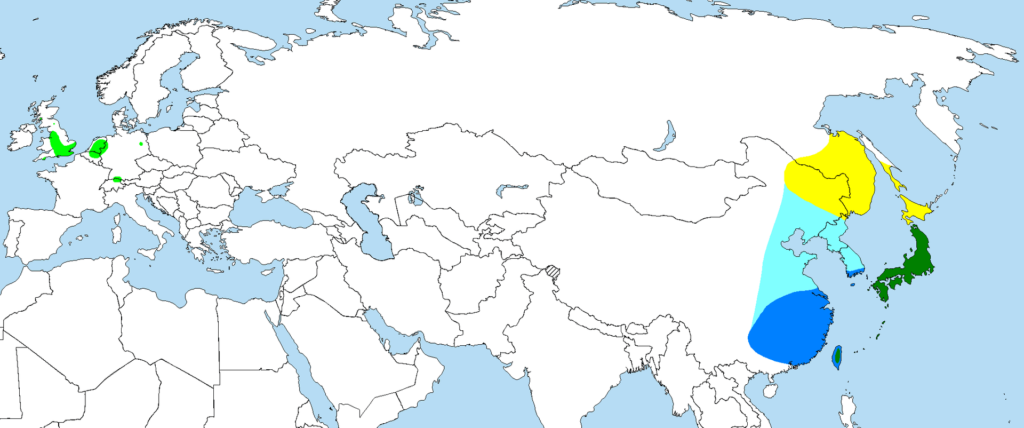 Εδώ οι καλοί χάρτες: Η εξάπλωση του είδους Aix galericulata: Κίτρινο = Καλοκαιρινές περιοχές αναπαραγωγής, Σκούρο πράσινο = Περιοχές όπου απαντάται όλο το έτος (επιδημητικό), Γαλάζιο = Περιοχές μετανάστευσης, Μπλε = Περιοχές διαχείμασης (πηγή: wikipedia)