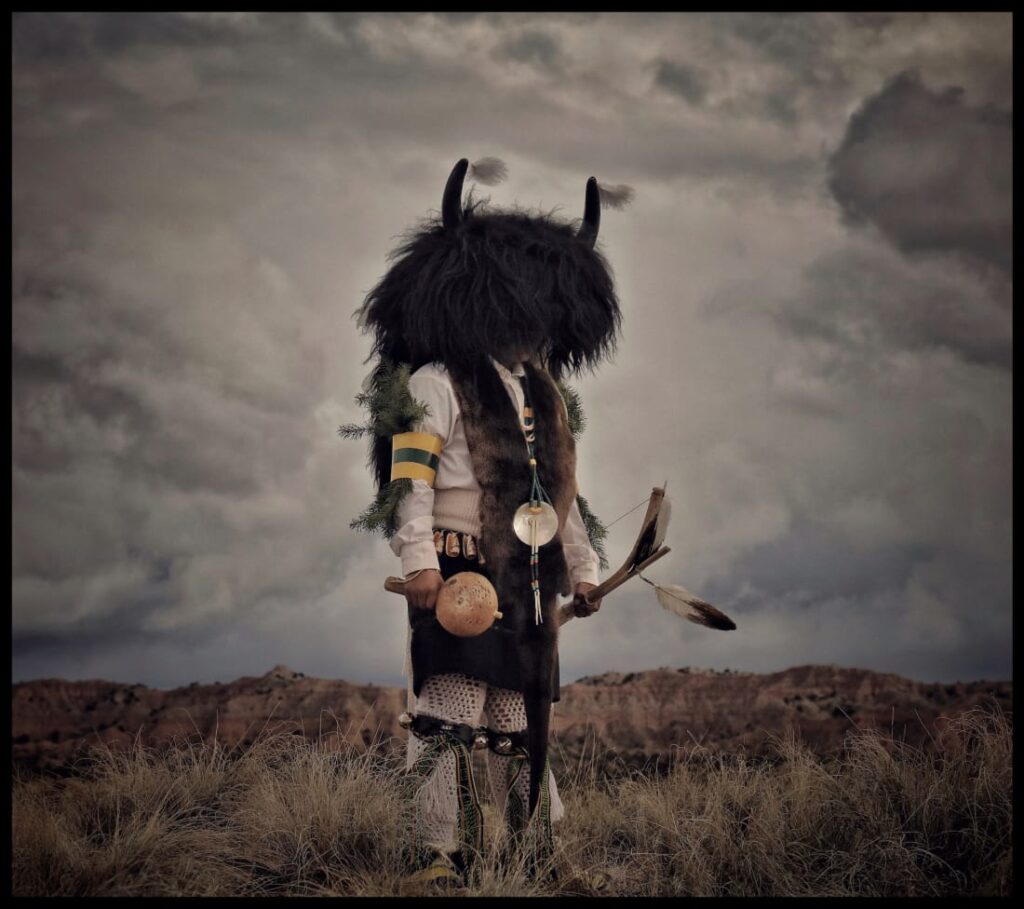 Μάσκα βουβάλου που χρησιμοποιείται σε χορευτική ιεροτελεστία από τους γηγενείς Αμερικανούς Πουέμπλο στο Ohkay Owingeh, Νέο Μεξικό. πηγή: Chris Rainier