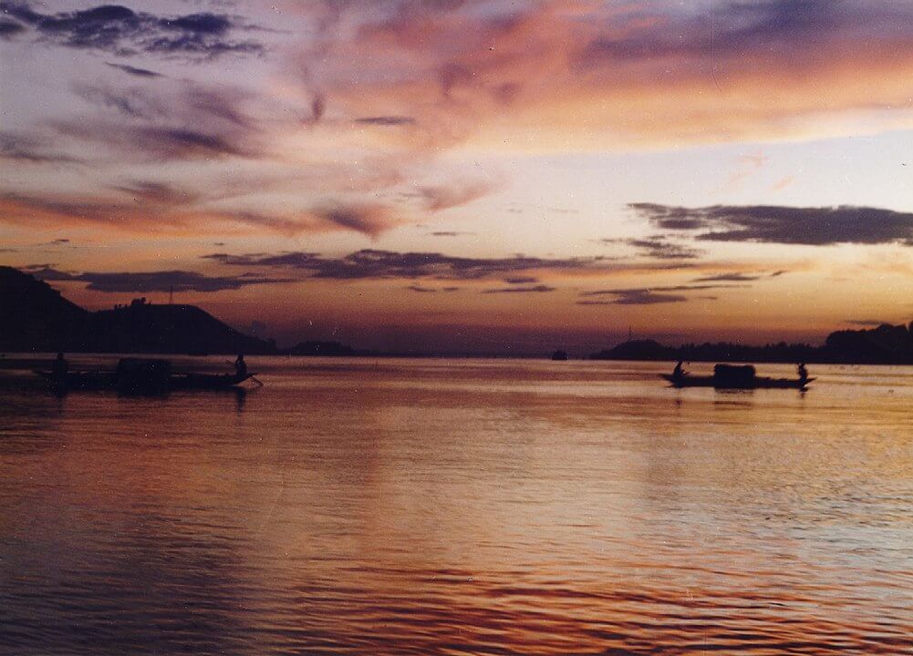 Ηλιοβασίλεμα κοντά στο Sukleswar ghat στο Guwahati (πηγή: wikipedia)