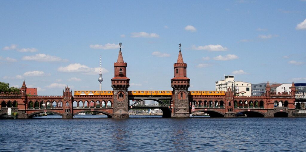Η σιδηροδρομική γραμμή U-Bahn περνάει και από την γέφυρα Oberbaum (πηγή: wikipedia)
