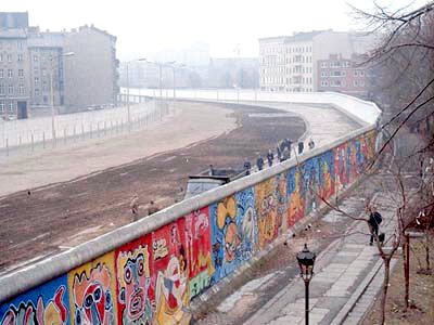 ποψη του τείχους το 1986, με το δυτικό του τμήμα καλυμμένο από γκράφιτι και τοιχογραφίες. (πηγή: wikipedia)