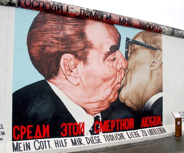 Το γκράφιτι με το διάσημο φιλί στο Ανατολικό Βερολίνο