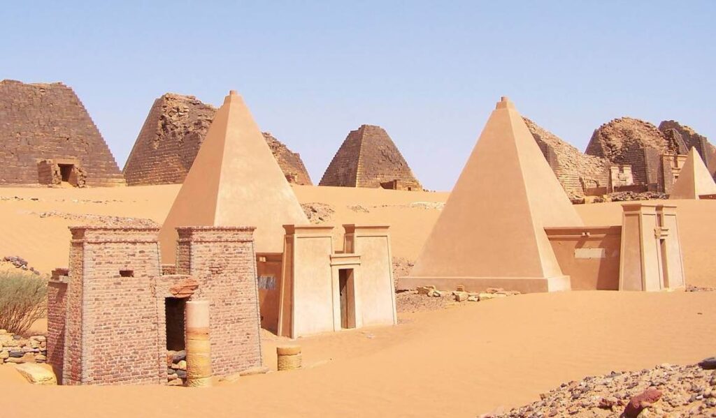 Οι πυραμίδες στη Μερόη, Μνημεία Πολιτισμού της UNESCO (πηγή: wikipedia)