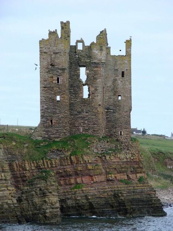 Το κάστρο Keiss στη Σκωτία χτίστηκε με περίσσια ευρηματικότητα στην κορυφή ενός βράχου, επιτρέποντας στα απόβλητα να πέφτουν απευθείας στον ωκεανό. (πηγή: wikipedia)
