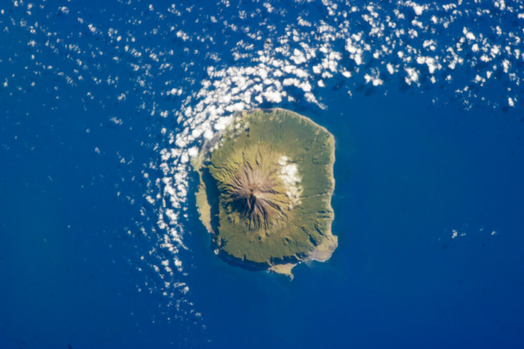 Δορυφορική φωτογραφία του Τριστάν Ντα Κούνια (πηγή: Wikipedia)