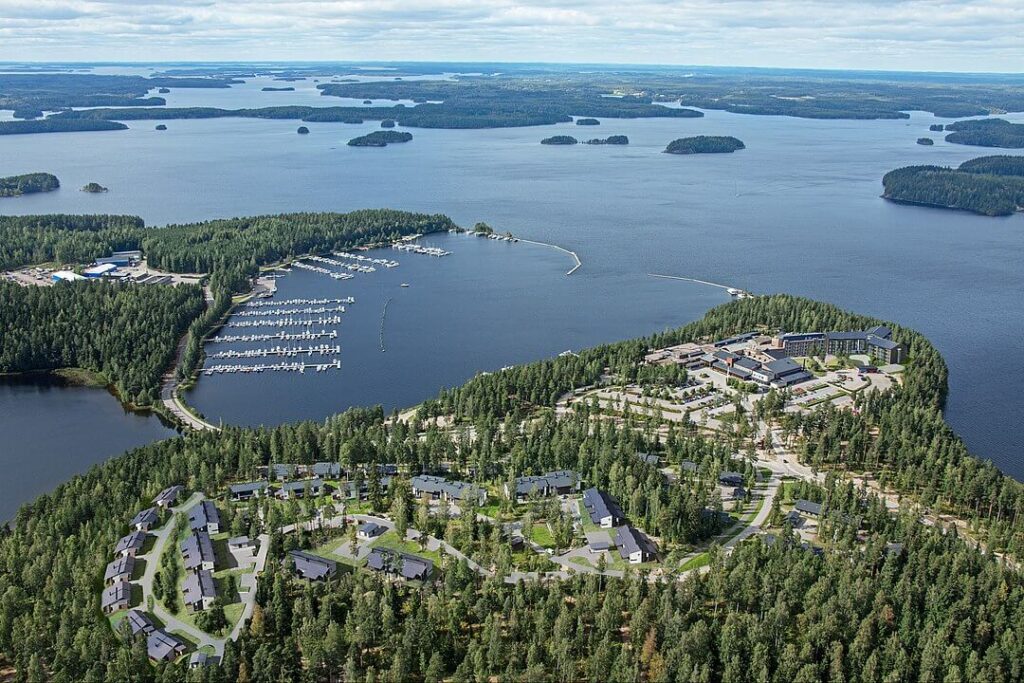 Υπάρχουν 187.888 λίμνες στη Φινλανδία μεγαλύτερες από 500 τετραγωνικά μέτρα και 75.818 νησιά με έκταση μεγαλύτερη του 0,5 τ.χλμ. (πηγή: wikipedia)