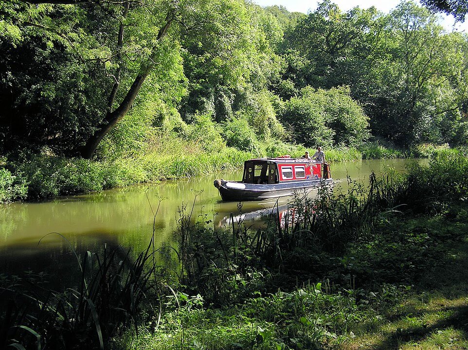 Το κανάλι Kennet και Avon κοντά στο υδραγωγείο Dundas, Wiltshire (πηγή: wikipedia)