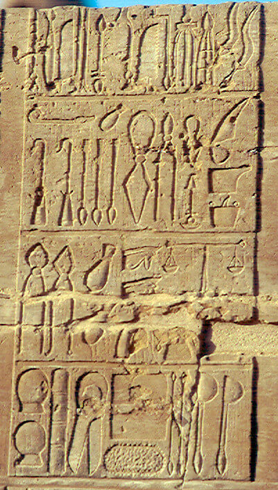 Αρχαία Αιγυπτιακά ιατρικά όργανα εικονιζόμενα σε μια επιγραφή της Πτολεμαϊκής περιόδου στο ναό του Κομ Όμπο. (πηγή: wikipedia)