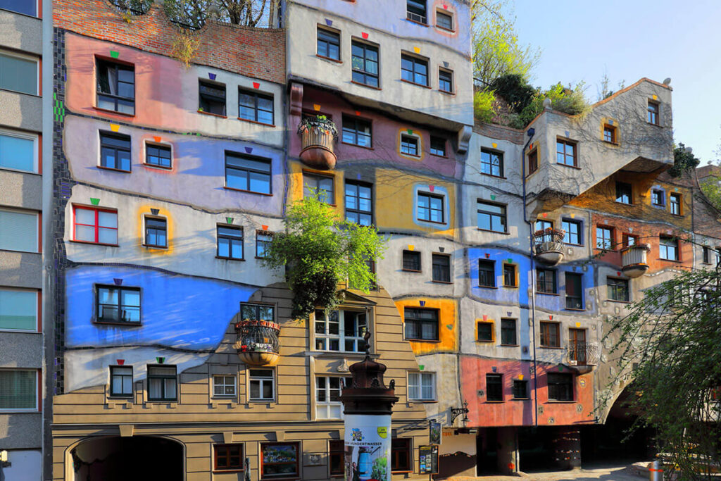 Hundertwasserhaus, μια πολύχρωμη οικολογική πολυκατοικία στη Βιέννη