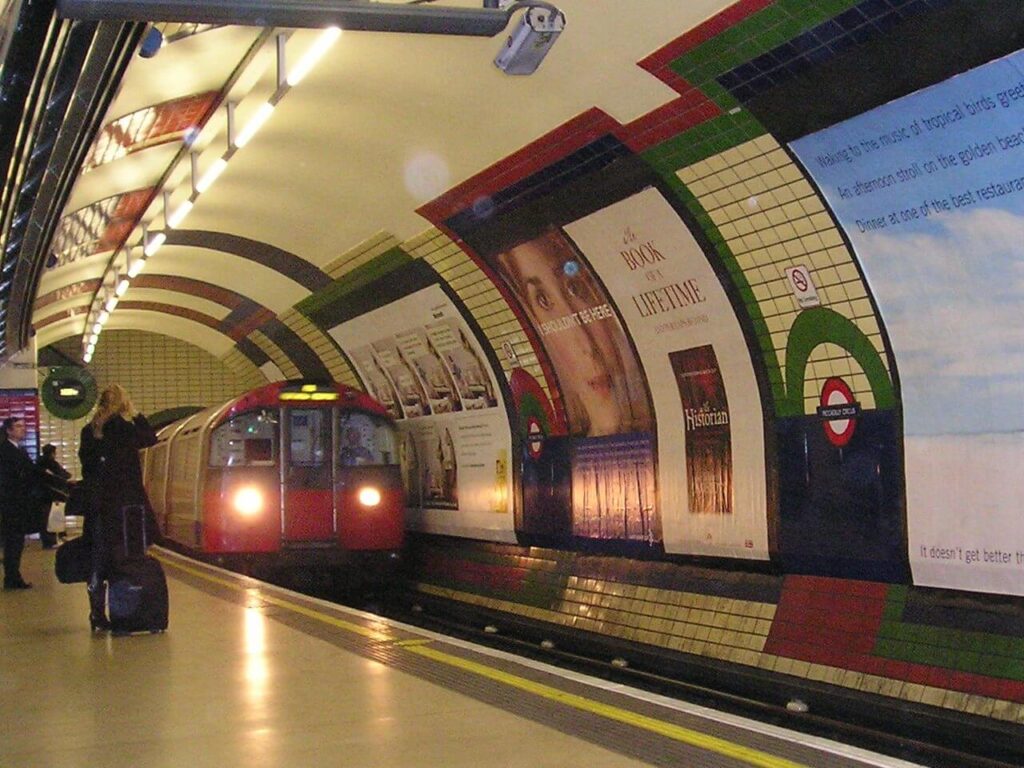 Η διάσημη Piccadilly Circus, στάση του Tube (πηγή: wikipedia)