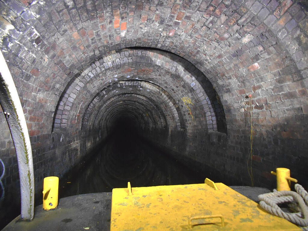 Άποψη από το εσωτερικό των Standedge Tunnels στο Marsden στο Δυτικό Yorkshire και στο Diggle του Manchester στη βόρεια Αγγλία (πηγή: wikipedia)
