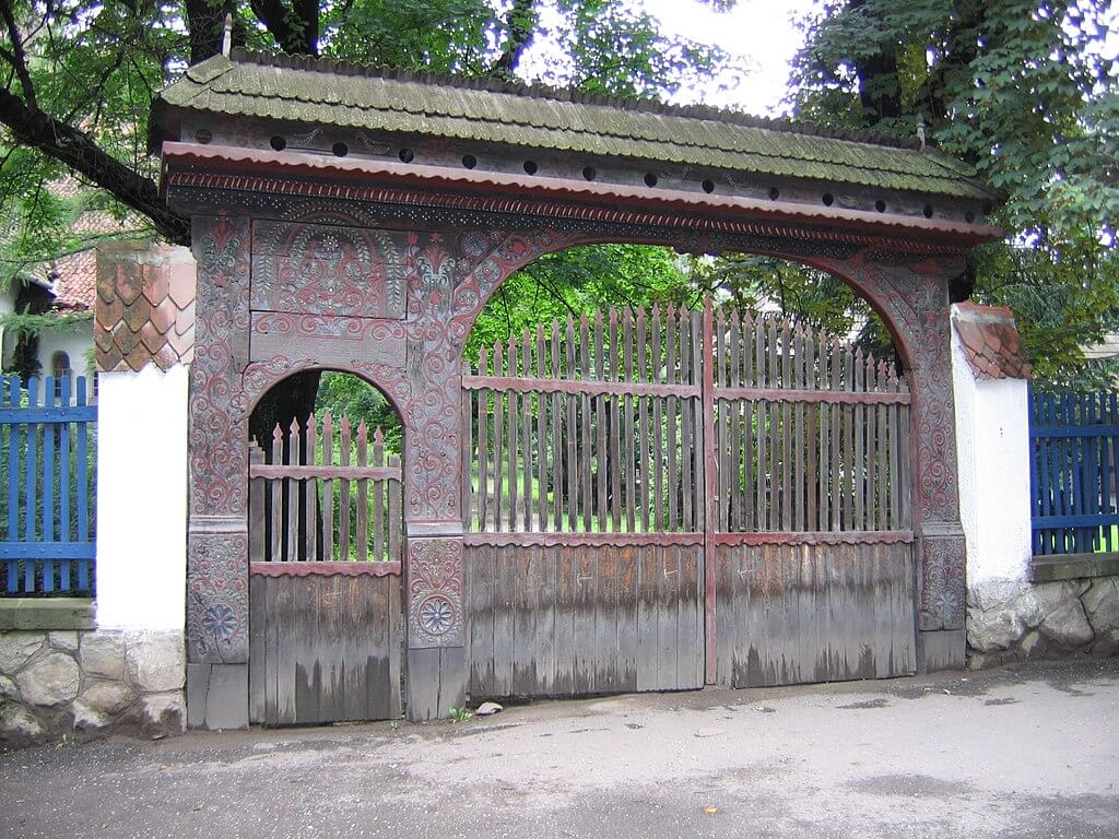 Χαρακτηριστική ξύλινη σκαλιστή πύλη, σημαντικό στοιχείο της πολιτιστικής κληρονομιάς των Σέκλερ, στην πόλη Σφίντου Γκεόργκε (Σέψιζεντγκιοργκι στα ουγγρικά), πρωτεύουσα της επαρχίας Κοβάσνα (πηγή: Wikimedia Commons)