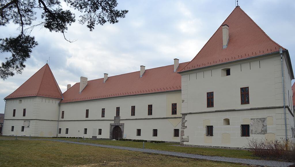Το κάστρο Μικό στην πόλη Μιερκούρεα Τσιουκ (στα ουγγρικά Τσίκζερεντα), πρωτεύουσα της επαρχίας Χαργκίτα, σήμερα Μουσείο των Σέκλερ (πηγή: Wikimedia Commons)