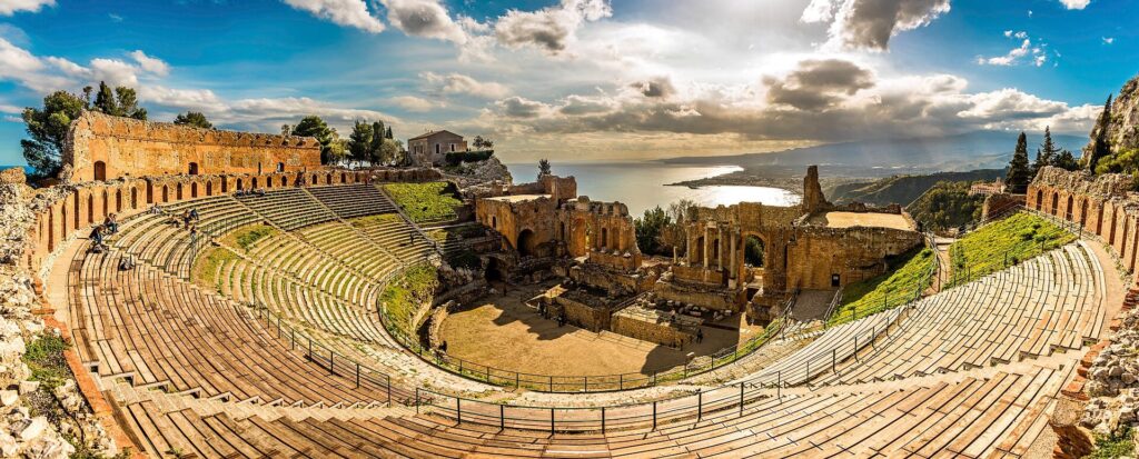 Το αρχαίο ελληνικό θέατρο, στα ιταλικά Teatro antico di Taormina (πηγή: wikipedia)