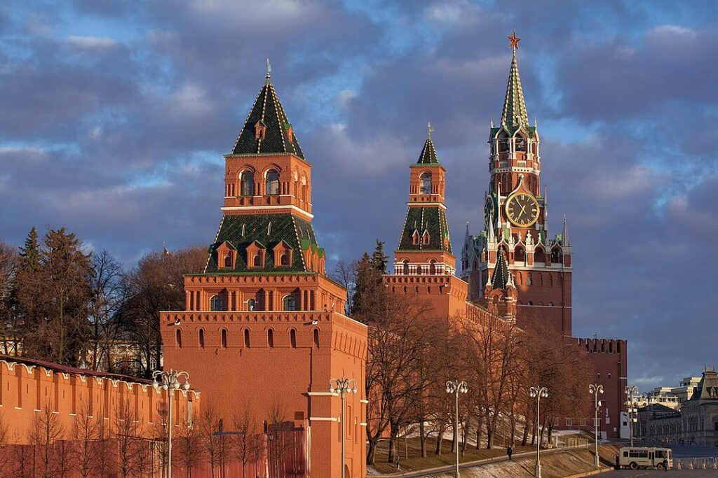 Ο πύργος Spasskaya με ένα απ' τα αστέρια του Κρεμλίνου στην κορυφή (πηγή: wikipedia)