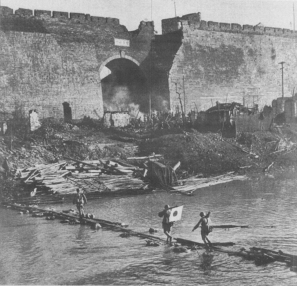 Ιάπωνες στρατιώτες εισέρχονται στην οχυρωμένη πόλη της Ναντζίνγκ μέσω της Πύλης της Κίνας (πηγή: wikipedia)