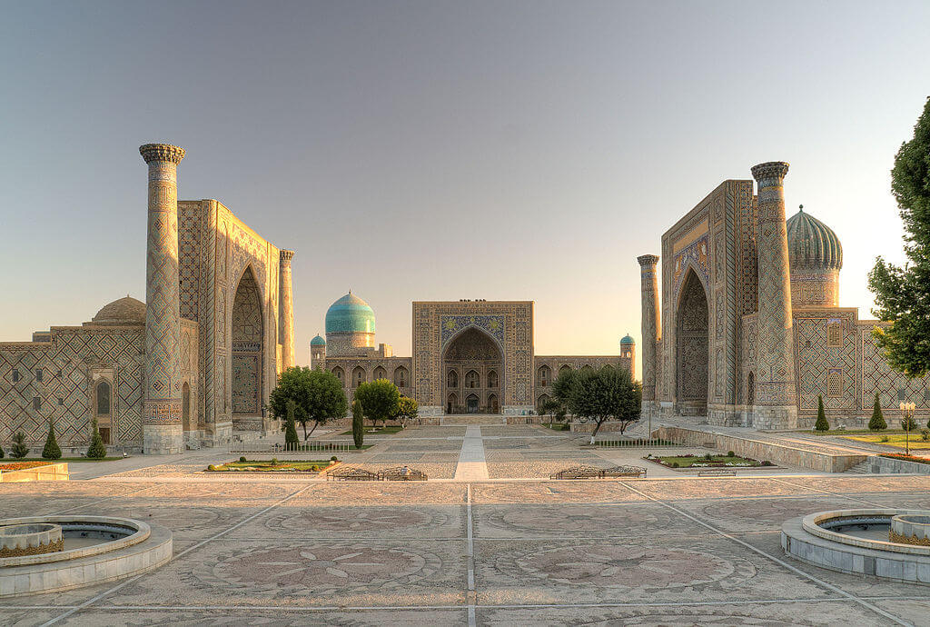Το Ρετζιστάν, η καρδιά της παλιάς πόλης της Σαμαρκάνδης, με τους τρεις μεντρεσέδες: του Ούλουγκ Μπεγκ, του Σερντάρ και τον Τίλλα-Κάρι (πηγή: Wikimedia Commons)
