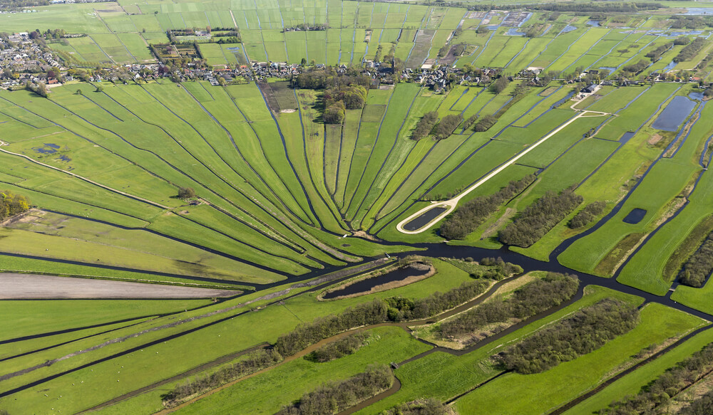 Αεροφωτογραφία του χωριού Loosdrecht. Είναι χαρακτηρισμένο ως φυσικό καταφύγιο και βρίσκεται στην επαρχία Noord-Holland στην Ολλανδία. (Φωτογραφία: Aerovista Luchtfotografie/ Shutterstock.com)