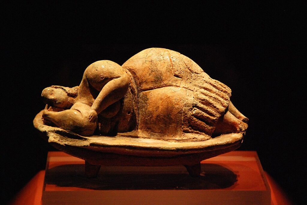 "Κοιμωμένη κυρά", αγαλματίδιο που βρέθηκε στο υπόγειο του Χαλ Σαφλιένι, 4000 - 2500 π.Χ. (πηγή: wikipedia)
