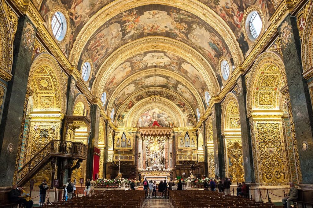 Το εσωτερικό του καθεδρικού ναού του Αγίου Ιωάννη στη Βαλέτα (πηγή: wikipedia)