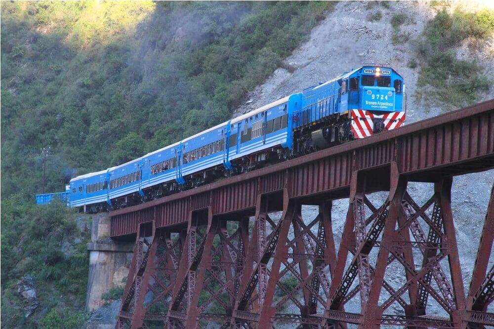 Το «Τρένο προς τα Σύννεφα» στο πρώτο του δρομολόγιο υπό νέο καθεστώς, τον Ιούλιο του 2015, βαμμένο με τα χρώματα των σιδηροδρόμων της Αργεντινής (πηγή: Wikimedia Commons)