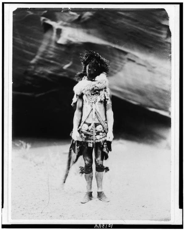 Άνδρας Ναβάχο με σκούρα δερμάτινη μάσκα, 1904-1905. (πηγή: Edward Curtis/Βιβλιοθήκη του Κογκρέσου)