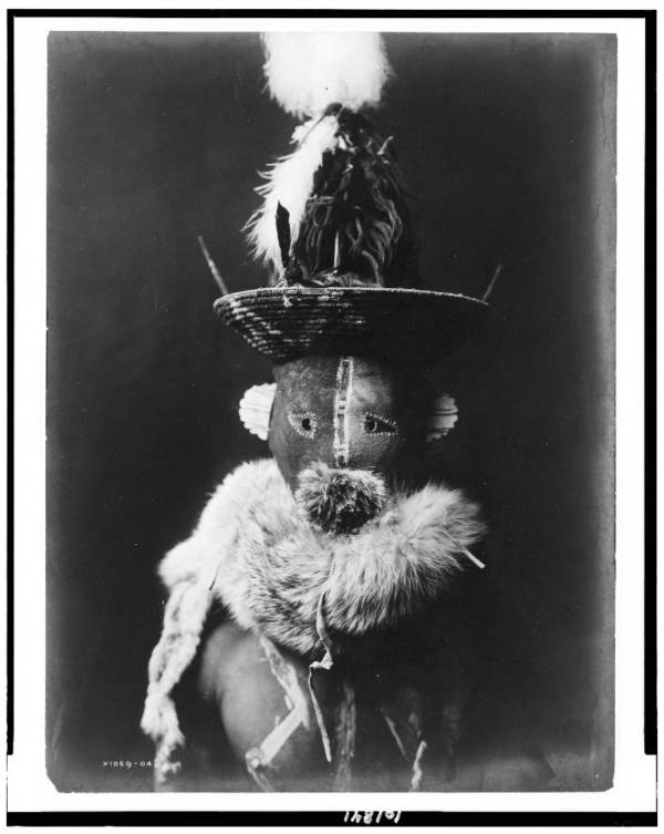 Άνδρας Ναβάχο που φοράει δερμάτινη μάσκα με καλαθάκι. Το γυμνό του σώμα είναι βαμμένο με λευκές γραμμές, 1904-1905. (πηγή: Edward Curtis/Library of Congress)