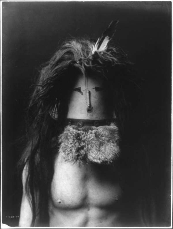 Άνδρας Ναβάχο που φορά τη μάσκα της Haschebaad, μιας καλοπροαίρετης γυναικείας θεότητας, 1905. (πηγή: Edward Curtis/Βιβλιοθήκη του Κογκρέσου)