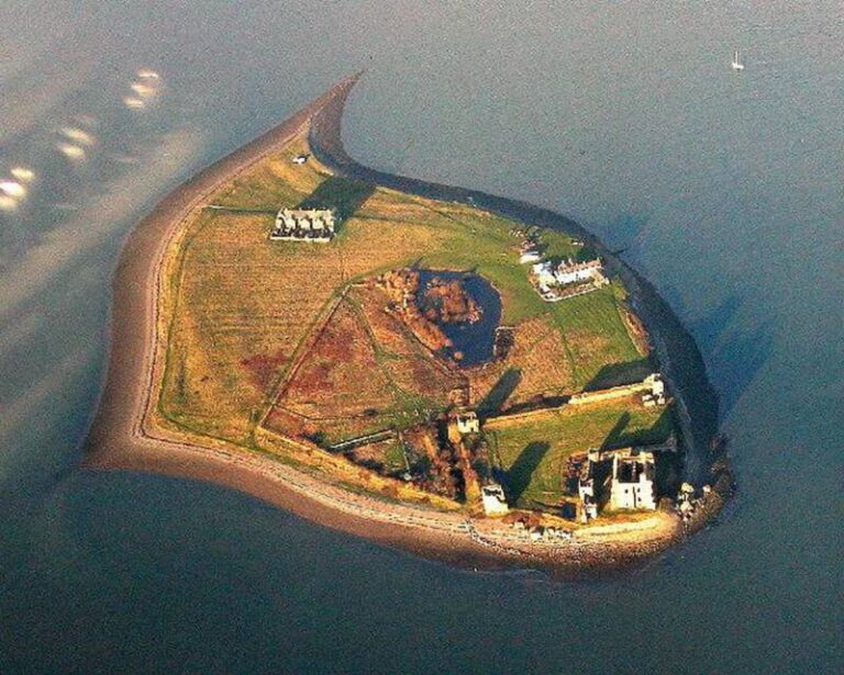 Ένα μικροσκοπικό νησί στα ανοικτά των ακτών της Αγγλίας αναζητάει νέο «μονάρχη»