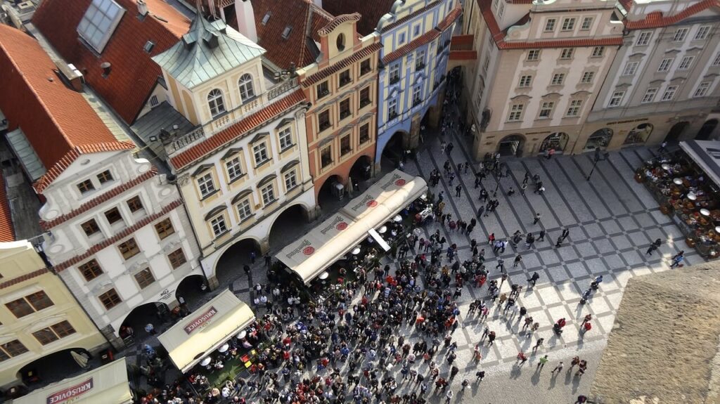 Συγκεντρωμένος κόσμος για να δει το ρολόι της Πράγας (πηγή: pixabay)