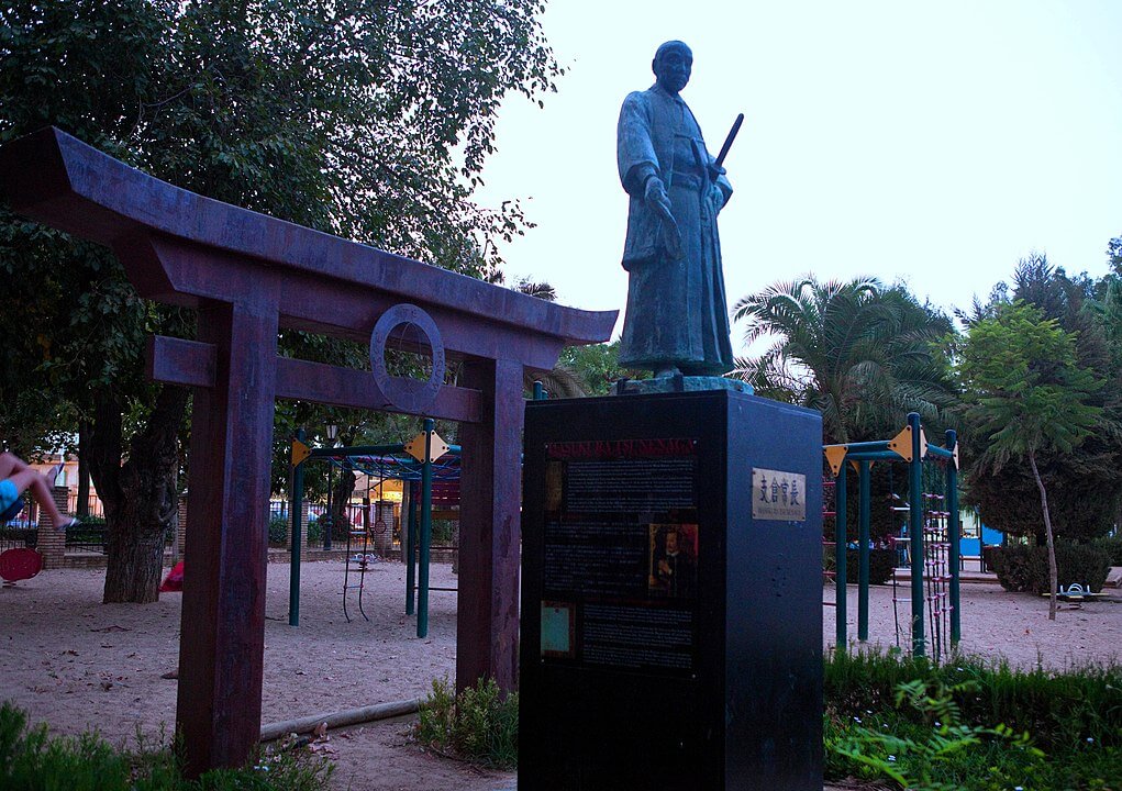 Η ιαπωνική πύλη Torii και το άγαλμα του Hasekura Tsunenaga στην Coria del Rio (πηγή: wikipedia)