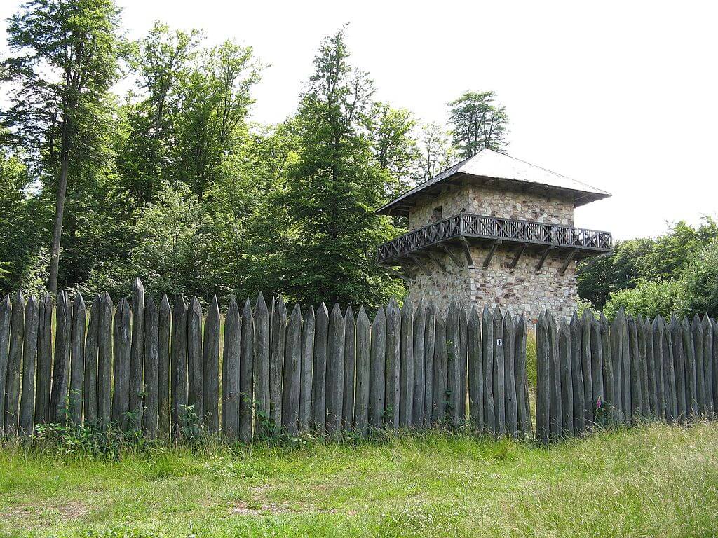 Ανακατασκευασμένος πύργος-παρατηρητήριο κοντά στο φρούριο Zugmantel στην περιοχή του όρους Τάουνους στην Έσση της Γερμανίας (πηγή: Wikimedia Commons)